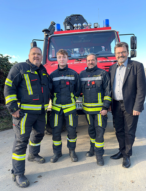 Kommandant Sascha Drlo, Georg Gaisfuss, Kommandant-Stv. Peter Schmutz und Bgm. Gerhard Lentschig (v.li.) freuen sich gemeinsam über den ersten Zivildiener der FF Horn. Foto: FF Horn 
